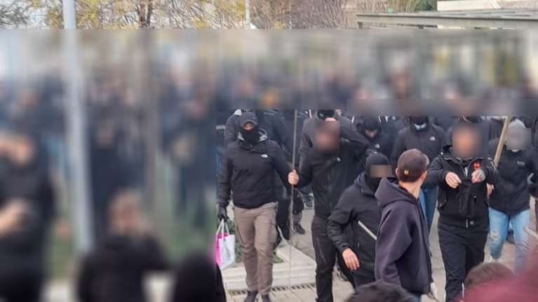 ΕΛ.ΑΣ. για συγκέντρωση στην Νέα Σμύρνη: Έχουν βρεθεί μολότοφ - Συμμετέχουν άτομα με μπετόβεργες  [ΕΙΚΟΝΕΣ]