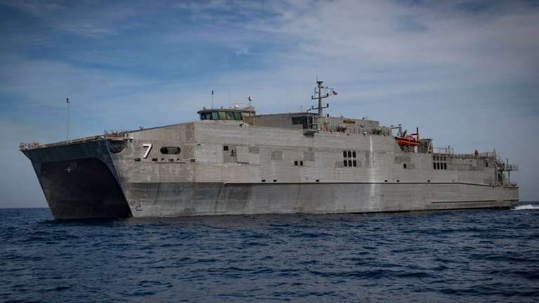 USNS Carson City: Στη Σούδα το θηριώδες εκστρατευτικό καταμαράν των ΗΠΑ [Εικόνες-Βίντεο]