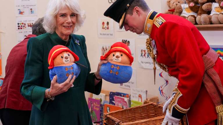 &quot;Πικνίκ με αρκουδάκια Πάντινγκτον&quot;, αφιερωμένα στη μνήμη της βασίλισσας Ελισάβετ, δώρισε η Καμίλα σε παιδικό σταθμό