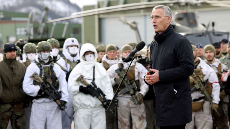 Προειδοποιεί το ΝΑΤΟ: &quot;Οι ρωσικές δυνάμεις στην Ουκρανία δεν αποσύρονται, αλλά ανασυντάσσονται - Λένε συνεχώς ψέματα&quot;