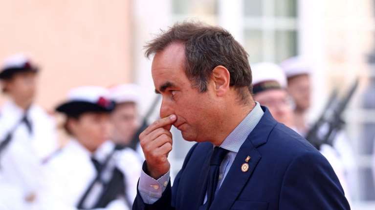 Ο νέος πρωθυπουργός της Γαλλίας αποσύρει την κατάργηση των δύο αργιών από το σχέδιο του προϋπολογισμού