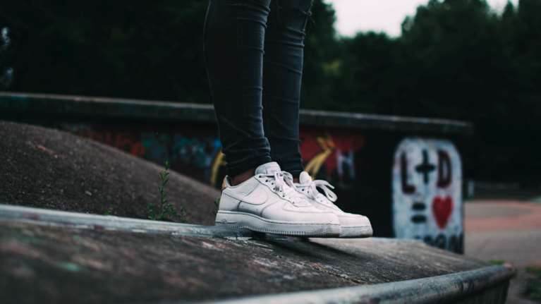 9 τρόποι για να διατηρούμε καθαρά τα λευκά sneakers