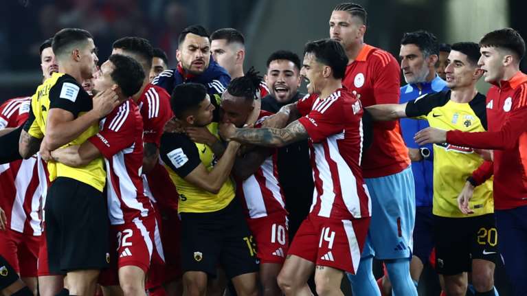 Πρωταθλητής ο Ολυμπιακός στα 100 χρόνια ζωής του - Ξύλο μεταξύ παικτών μετά το ντέρμπι με την ΑΕΚ στο Καραϊσκάκη