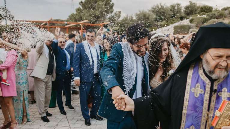 Ορφέας Αυγουστίδης: Οι αδημοσίευτες φωτό από τον γάμο του - Το τρυφερό φιλί και οι κουμπάροι