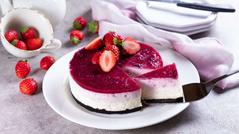 Πανεύκολο και δροσερό cheesecake με γιαούρτι και μαρμελάδα - Ο,τι καλύτερο για τη ζέστη