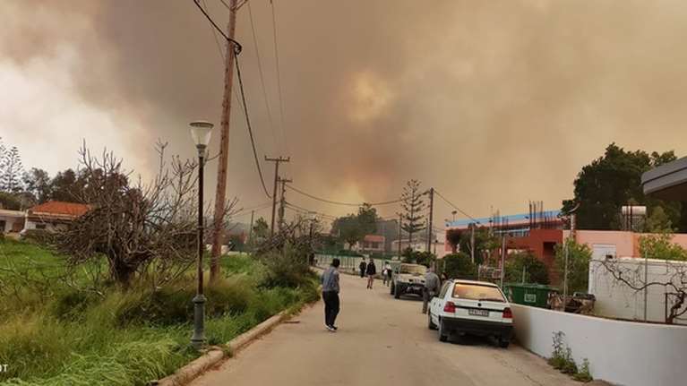 Μεγάλη φωτιά στη Ρόδο: Εκκενώθηκαν σχολεία στην κοινότητα Σορωνή