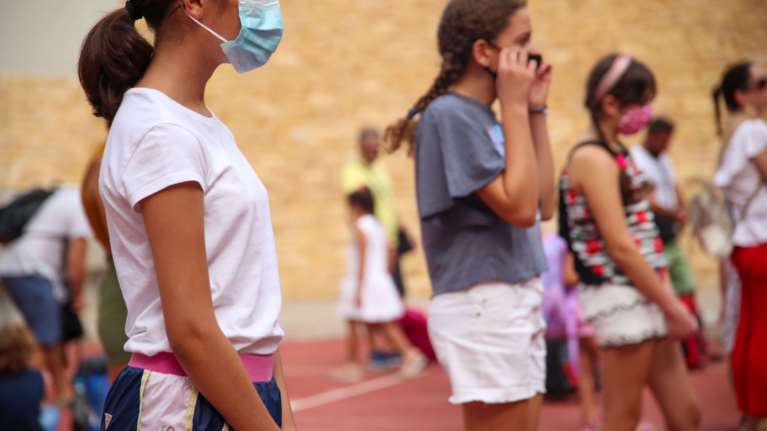 Σχολεία: Πώς θα επιστρέψουν οι μαθητές από τις γιορτές του Πάσχα- Χωρίς τεστ αλλά με μάσκες
