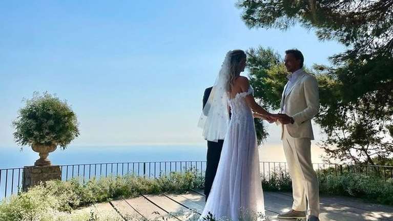 H πανέμορφη ανιψιά του Ιμπέρ ντε Ζιβανσί, Γκαμπριέλα, παντρεύτηκε στο Κάπρι - Το ρομαντικό νυφικό και το πάρτι που κράτησε μέρες