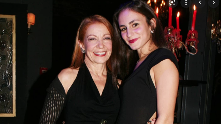 Η Πέμυ Ζούνη για την περιπέτεια υγείας της κόρης της | &quot;Διαγνώστηκε με μηνιγγίωμα σε ηλικία 24 ετών&quot;