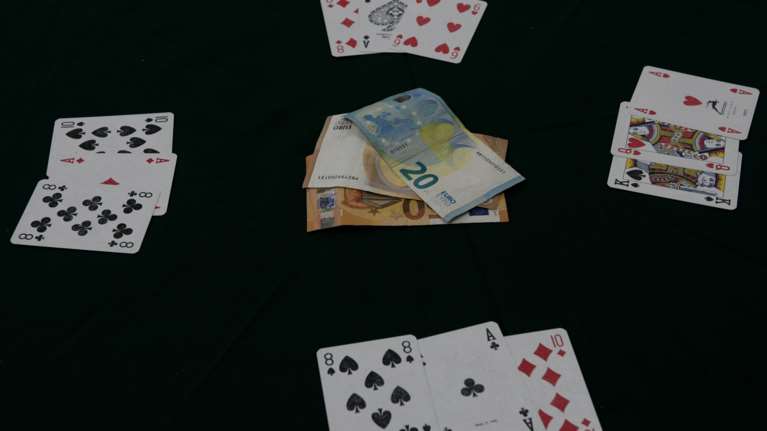 Συνελήφθη πασίγνωστος τραγουδιστής σε χαρτοπαικτική λέσχη