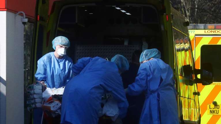 Βρετανία: Καλπάζει η επιδημία - 115 νέοι θάνατοι το τελευταίο 24ωρο