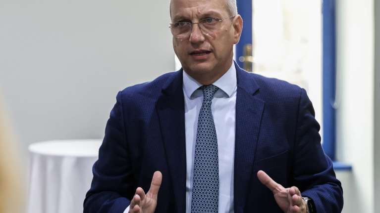 Στο Γενικό Κρατικό Νίκαιας ο Οικονόμου - Ενημερώθηκε για την υγεία του αστυνομικού