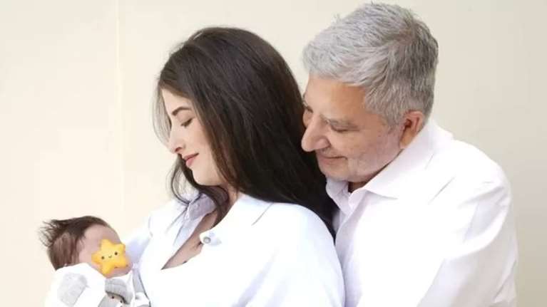 Στην Παναγιά της Τήνου ο Γιώργος Πατούλης με το νεογέννητο και τη Νάνσυ Κοιλού