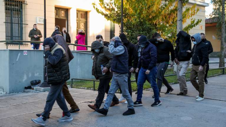 &quot;Φάμπρικα ελληνοποιήσεων&quot;: Ποινική δίωξη για εγκληματική οργάνωση σε αστυνομικούς, δημοτικούς υπαλλήλους και δικηγόρο