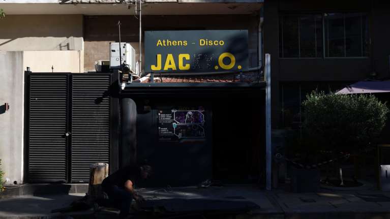 Έκρηξη στη Μιχαλακοπούλου: Ο δράστης άφησε ατάραχος τη βόμβα στην είσοδο της ντίσκο - Τα σενάρια πίσω από την έκρηξη στο Jacky.O