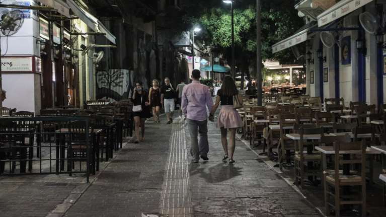 Κορονοϊός: "Νέκρωσε" η Αθήνα μετά τα μεσάνυχτα - Κλειστά καταστήματα και έρημοι δρόμοι [εικόνες]