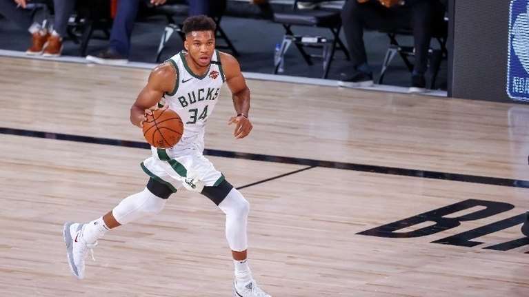 Το χιουμοριστικό σχόλιο του Γιάννη Αντετοκούνμπο για το Super Bowl, τη Σακίρα και τη Jlo