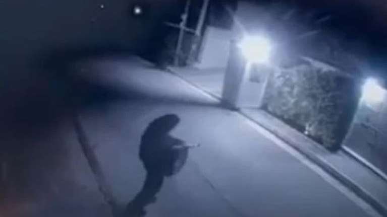 Μένος Φουρθιώτης: &quot;Γάζωσαν&quot; με καλάσνικοφ το σπίτι του - Πού στρέφονται οι έρευνες [Βίντεο]