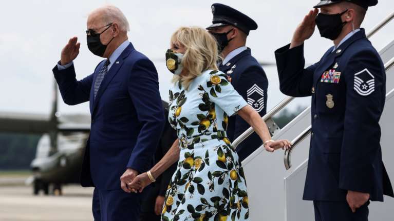 Αιφνιδίασε τους πάντες ο Τζο Μπάιντεν: Σταμάτησε, έκοψε μια πικραλίδα και την πρόσφερε στην Τζιλ [Εικόνες]