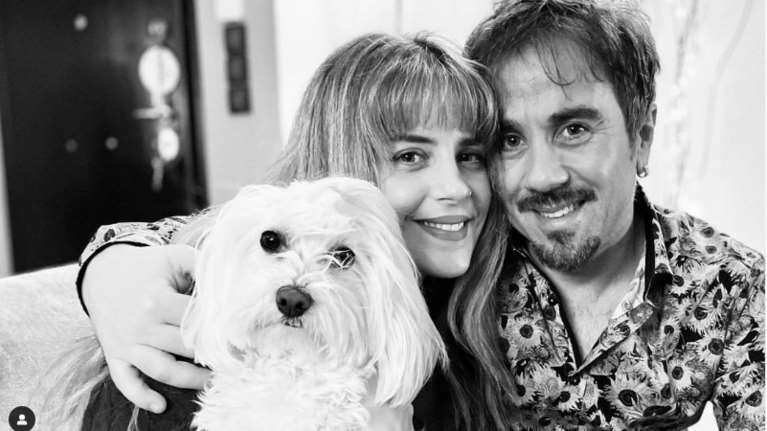 H Αγοραστή Αρβανίτη με λαμπερό crop top: H σύντροφος του Θανάση Τσαλταμπάση ξέρει πώς να απογειώσει μία casual βραδινή εμφάνιση