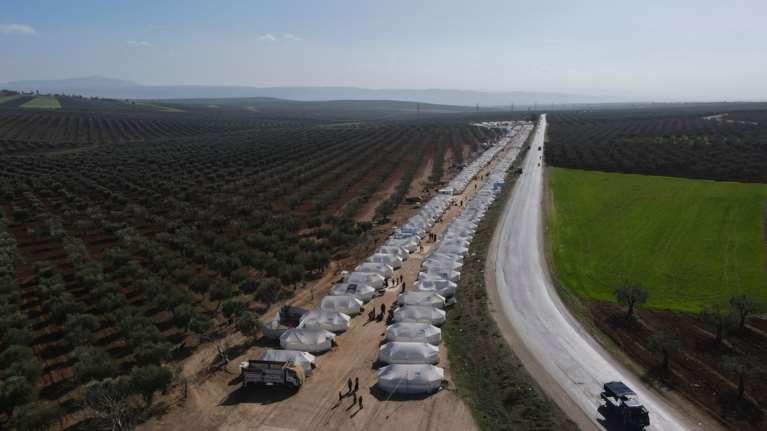 Τουρκία - σεισμός: Ο Ερντογάν στήνει ολόκληρες πόλεις με 115.585 κοντέινερ  - Ο αριθμός των νεκρών ξεπερνά τους 48.000