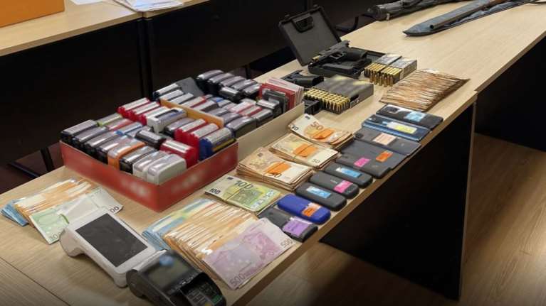 Σπείρα &quot;άρπαξε&quot; από το δημόσιο πάνω από 15 εκατ. από επιστρεπτέες και ΦΠΑ- Κατασχέθηκαν πιστόλια, καραμπίνες και πολυτελή αυτοκίνητα