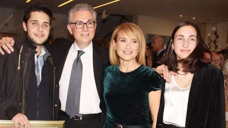 Η Mάρα Ζαχαρέα και ο Θοδωρής Ρουσόπουλος παραμένουν στο σπίτι τους στην Πάρο: Η εξόρμηση σε χωριό