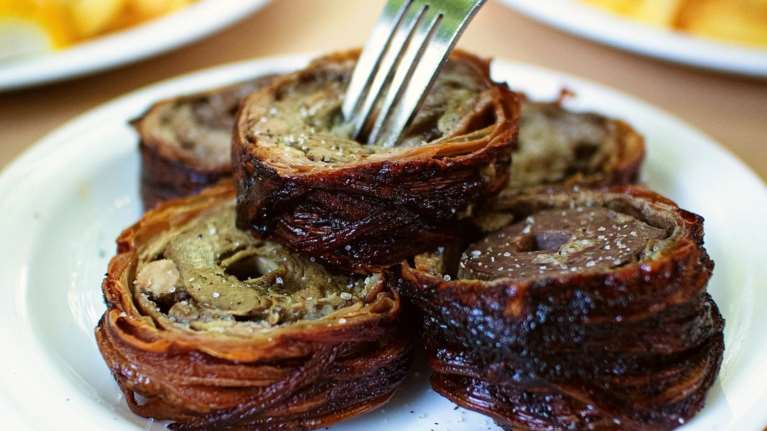 Για κοκορέτσι και άλλες ρουστίκ λιχουδιές σε μια ταβέρνα-έκπληξη στους Θρακομακεδόνες