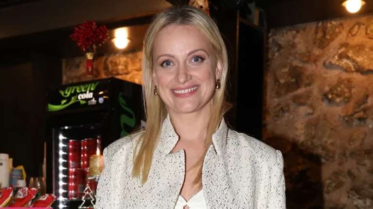 Η Λένα Δροσάκη ψωνίζει φρούτα σε new age μανάβικο