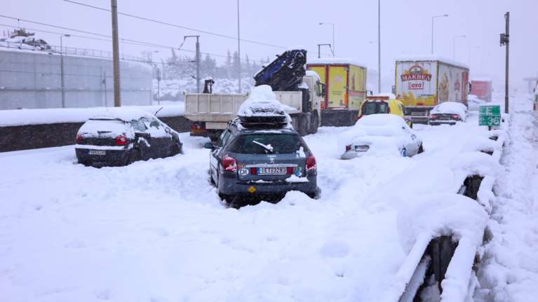 Κατατέθηκε η πρώτη αγωγή κατά της Αττικής Οδού- Γυναίκα οδηγός έμεινε 16 ώρες εγκλωβισμένη, ζητά 10 χιλιάδες ευρώ