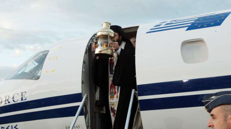 Το απόγευμα στην Αθήνα το Άγιο Φως: Θα μεταφερθεί στον Πανάγιο Τάφο στην Πλάκα αλλά όχι στους πιστούς