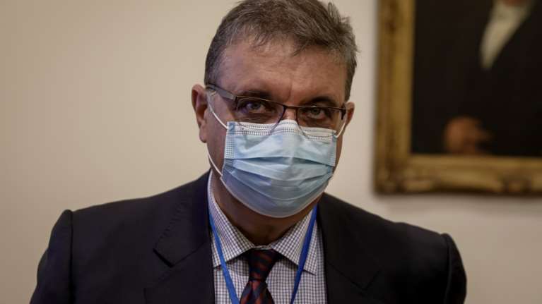 Εξαδάκτυλος: Η μετάλλαξη Όμικρον προκαλεί σοβαρό πρόβλημα σε ανεμβολίαστους άνω των 50 ετών [Βίντεο]