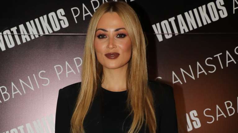 Η Ελένη Βουλγαράκη φόρεσε το διάσημο τοπ από Zara που έχει γίνει viral