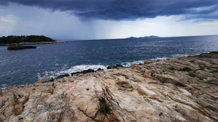 Καιρός: Κυριακή με μελτέμια, 37 βαθμούς, καταιγίδες και σκόνη