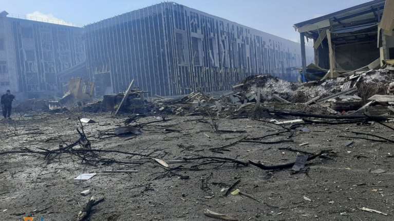 Πόλεμος στην Ουκρανία: Σφοδροί βομβαρδισμοί στο Κράματορσκ - Βομβαρδισμός σχολείου με κρατήρα 10 μέτρων