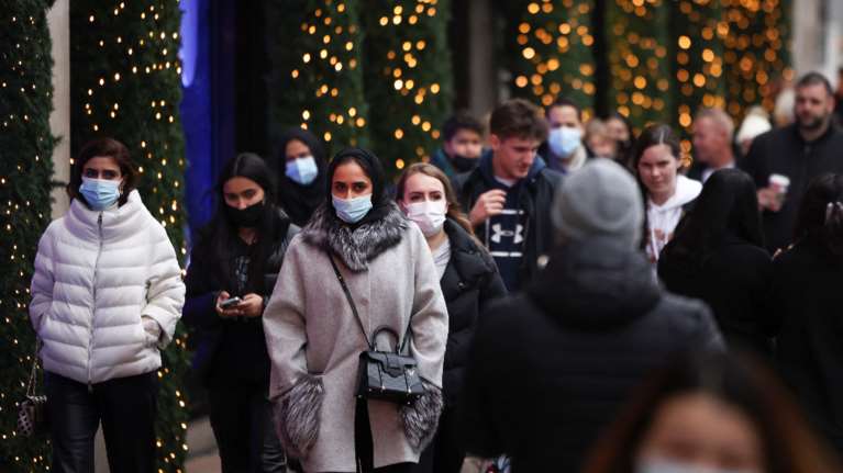Βρετανία: Μειωμένος έως και 70% ο κίνδυνος να νοσηλευτούν όσοι προσβληθούν από τη μετάλλαξη Όμικρον