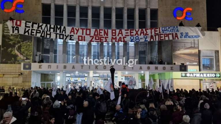 Θεσσαλονίκη: Πανό για τα Τέμπη στο κτήριο του ΟΣΕ - Φαναράκια πάνω από τις σιδηροδρομικές γραμμές