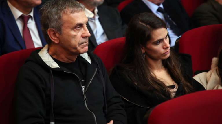 Τα δάκρυα της Γεωργιάννας Νταλάρα στο πλευρό του πατέρα της