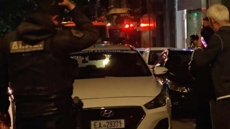 Πατήσια: "Πνίγηκαν" στους καπνούς από πυρκαγιά σε πολυκατοικία - Στο νοσοκομείο οικογένεια με δύο παιδιά [βίντεο]