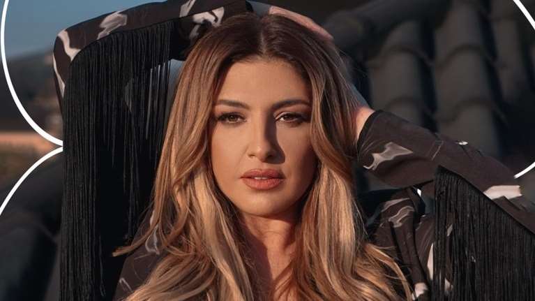 Η Έλενα Παπαρίζου σε σπάνια φωτογραφικά στιγμιότυπα από τα σχολικά της χρόνια