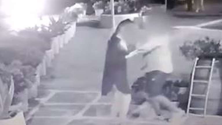 Μύκονος: Γάλλος &quot;τουρίστας&quot; παριστάνει τον μεθυσμένο και κλέβει πανάκριβο ρολόι [Βίντεο]