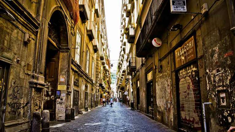 Απίστευτη ιστορία: Ναπολιτάνος έμπορος πούλησε τυχερό &quot;ξυστό&quot; και μετά το έκλεψε  - Ετοιμαζόταν να πάει στα Κανάρια Νησιά