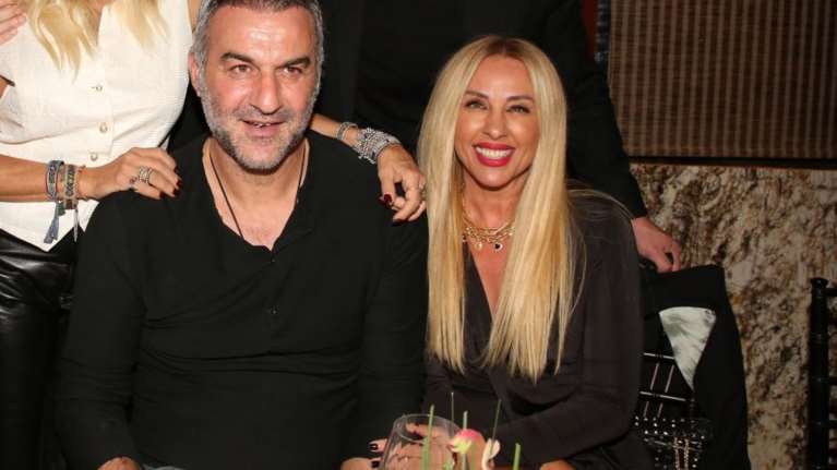 Γωγώ Μαστροκώστα: Χαμογελαστή δίπλα στη 17χρονη κούκλα κόρη της, Βικτώρια από τις διακοπές τους