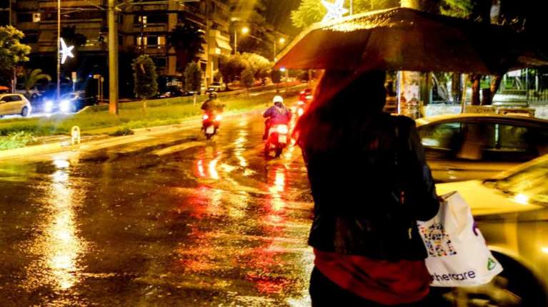 Κακοκαιρία εξπρές: Ανοιξαν οι ουρανοί στην Αθήνα με αστραπές, κεραυνούς και βροντές