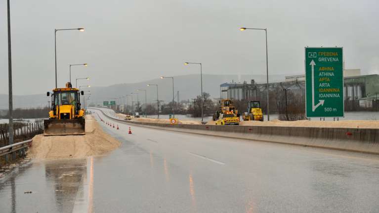 Ήπειρος: Έκλεισε η Εγνατία - Ισχυροί άνεμοι &quot;δίπλωσαν&quot; νταλίκα στο Μέτσοβο - Ανεμοστρόβιλος σάρωσε τα Θεοδώριανα