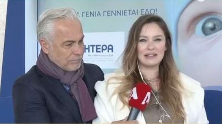 Μπραντ - Χριστόπουλος: Η πρώτη φωτογραφία του μωρού τους -  Το χριστουγεννιάτικο ελατοχώρι μέσα στο σπίτι τους για τα παιδιά