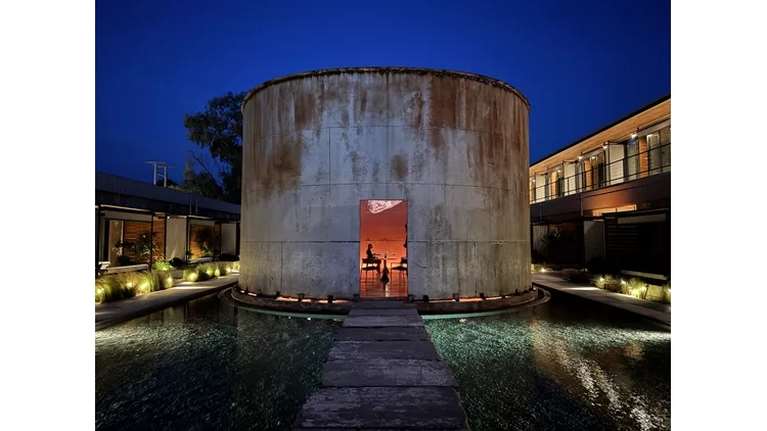 Πώς είναι να τρως μέσα σε μια δεξαμενή κρασιού: Στην Κουρούτα υπάρχει ένα από τα πιο ιδιαίτερα εστιατόρια της Ελλάδας