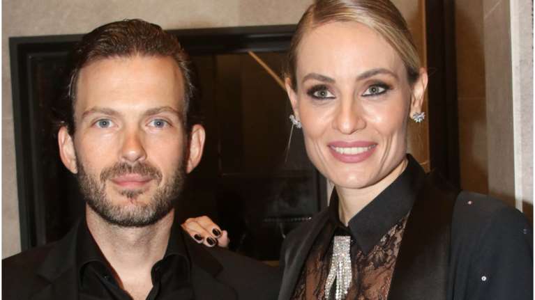 Ελεονώρα Μελέτη: To υπερβολικά επίσημο ανδρόγυνο look με διάφανο πουκάμισο σε θεατρική έξοδο