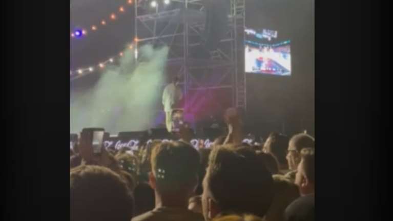 Η στιγμή που ο Αργυρός διέκοψε τη συναυλία του για την Εθνική: &quot;Εντάξει νικήσαμε, να το αφήσω και άλλο;&quot;