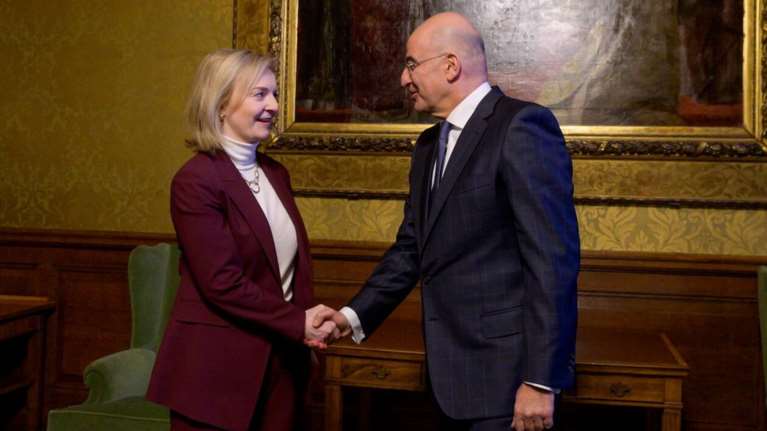 Απίθανη γκάφα από τη Βρετανίδα ΥΠΕΞ - Τάγκαρε το... Νίκο Βέρτη αντί για το Νίκο Δένδια